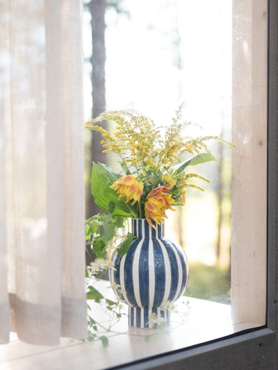 Florero Decorativo  Blanco Con Líneas Azules De Cerámica