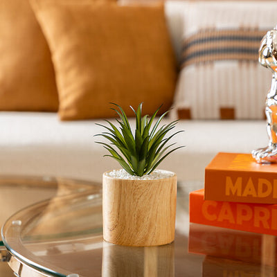 Maceta De Madera Con Planta Decorativa De Plástico