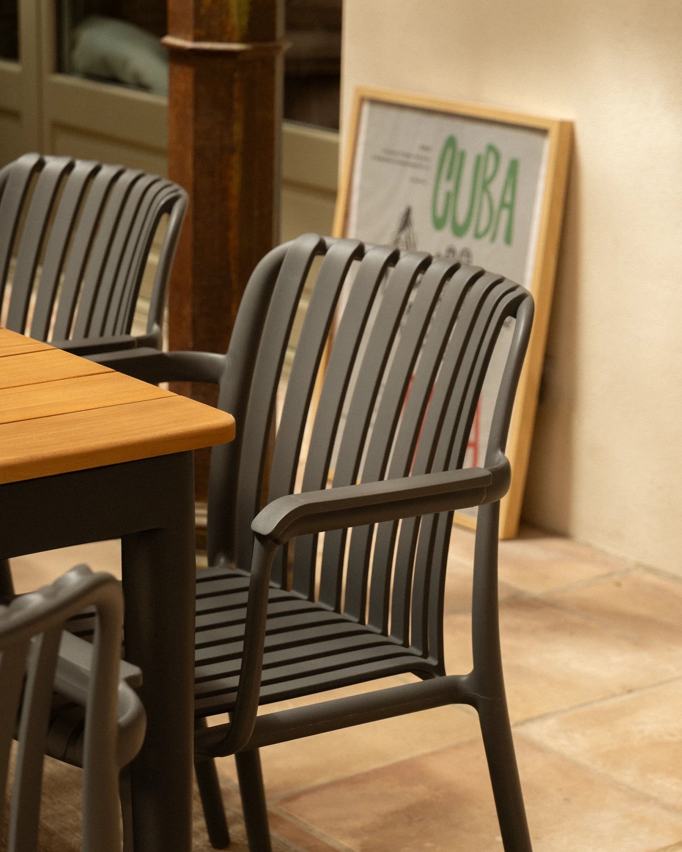 Silla De Comedor Con Brazos (Gris) Estructura De Pvc