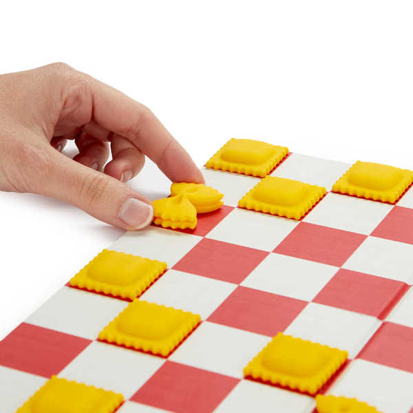 Juego De Damas Con Piezas En Forma De "Pastas Italianas" De Plástico Y Cartón