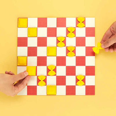 Juego De Damas Con Piezas En Forma De "Pastas Italianas" De Plástico Y Cartón