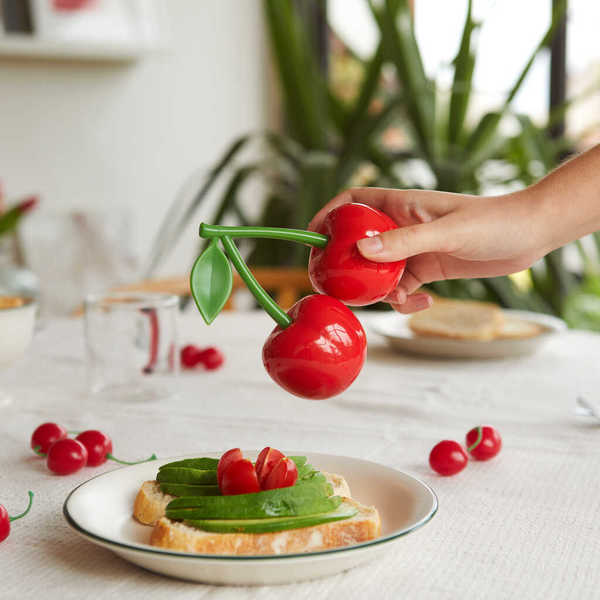 Set De Salero Y Pimentero Modelo "Cerezas" De Plástico