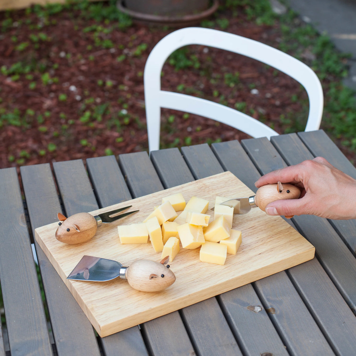 Tabla Con 3 Cuchillos De Untar Quesos Con Mango De Madera